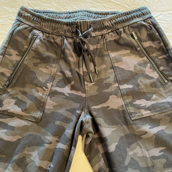 Athleta Camo farallon jogger with pocket & ankle zippers - Picture 3 of 6